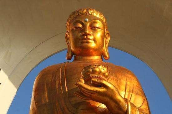 世界上最高的阿弥陀佛雕像在中国镀金，吸引了无数信徒前来朝拜