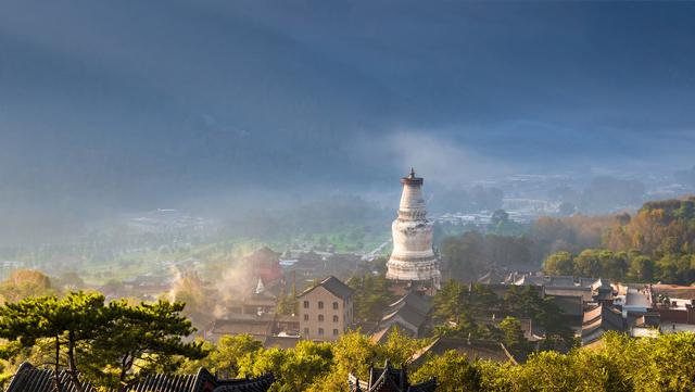 将中国四大佛教名山与中国四大道教名山进行比较，探讨佛教与道教的差异