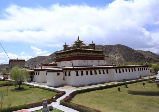 四座最著名的西藏寺庙中有两座位于拉萨，第二座寺庙有释迦牟尼雕像