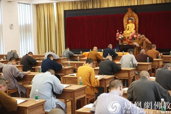 当佛教学院的“高考”进行时，它不仅测试佛教，还测试历史、地理和时政