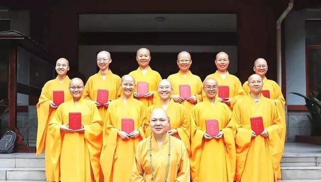 四川80后美丽的大学生成为僧侣，并在实践中帮助世界。她们被称为现代女性济公