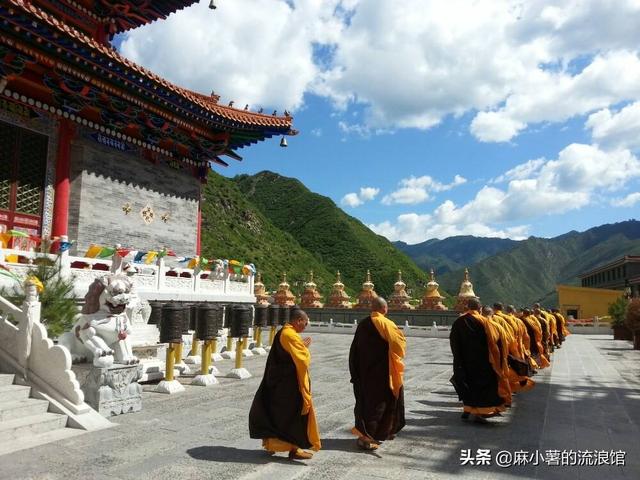 普陀山是中国三大佛教名山之一，香火最为丰富。他们每个人都值得一看