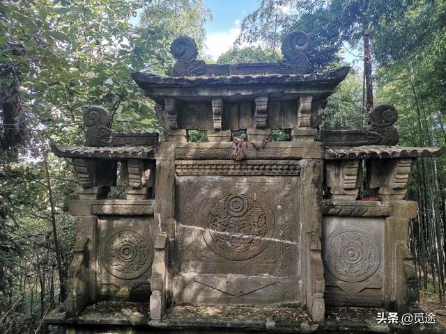 在四川大邑人迹罕至的山区，有明代建造的佛教文物