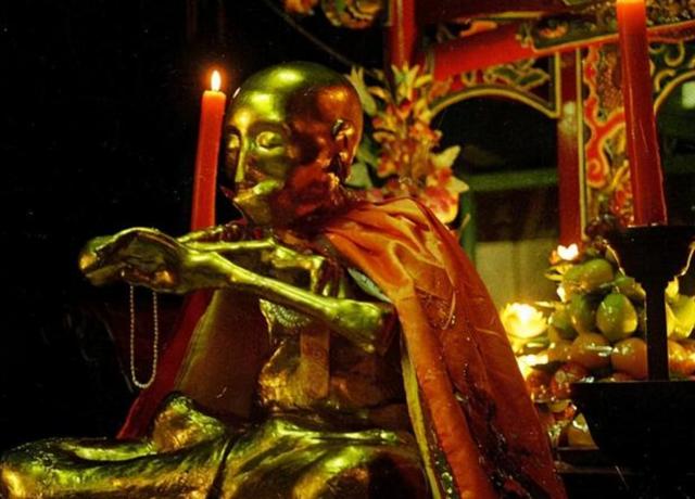 在山西省绵山市的一座古庙中，有15位菩萨，他们都有身体。专家们认定他们是真正的菩萨