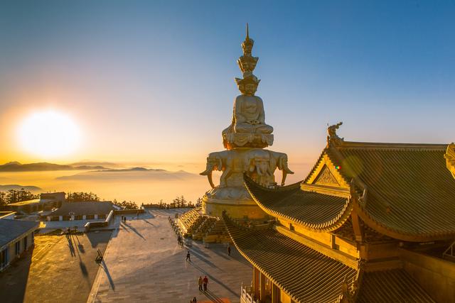中国被公认为四大佛教名山之一。山脚下是香火浓郁的保国寺