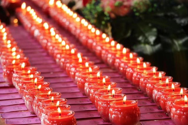 藏传菩萨的圣诞在线祈祷，四座著名寺庙10000盏佛灯的反馈照片，超级特别