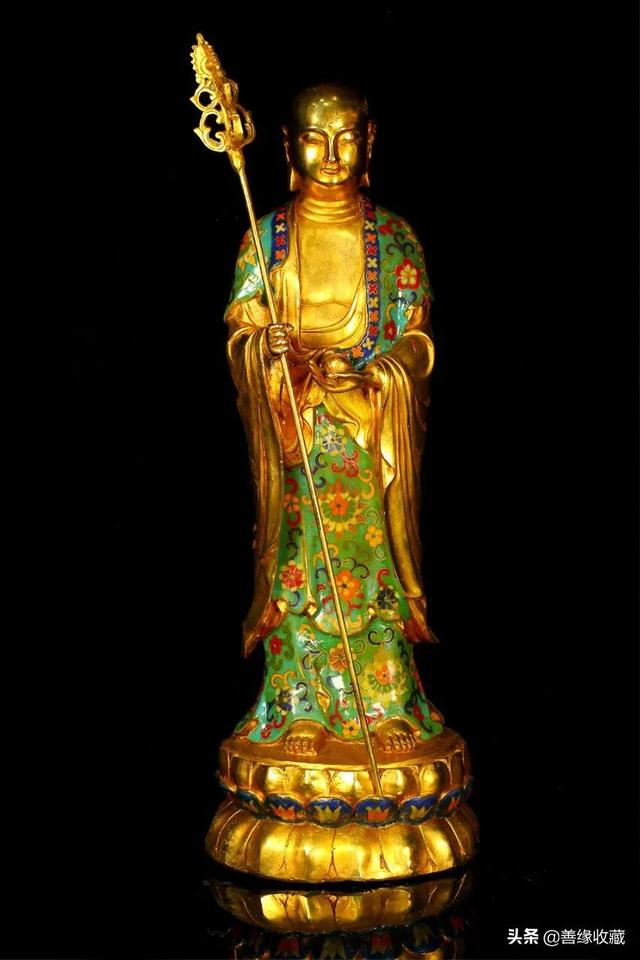 在古老的西藏土地上，一位藏族国王的菩萨。它是铜镀金、丝绸切割和珐琅色