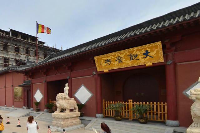 郑州北环的一座寺庙。五层楼高的观音像：郑州观音大寺