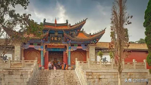 在中国最著名的六座寺庙中，如果你去过三座，你就可以通过考试，如果你都去过，你会非常高兴的