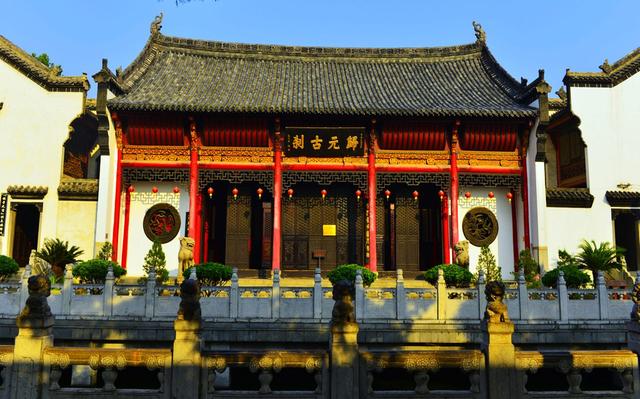 中国最受欢迎的香火寺庙每天有60多万人涌进寺庙祭拜，香灰必须用卡车拉