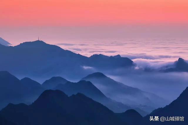 一座山横跨四川和重庆，一只脚在四个地方。它是中国八大佛教圣地之一。露营时一定要看星空