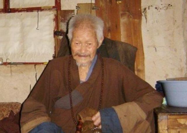 米光法师：他在97岁的时候去世了。他坚持死后不要火化。坐在大桶里三年后，他成了肉身菩萨