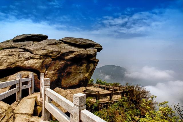 湖南的一个著名景点已经很受欢迎。它是中国著名的道教和佛教圣地，游客络绎不绝