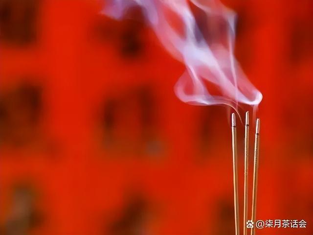 烧香是中国的传统习俗。通常使用三支香。这三根棍子代表什么