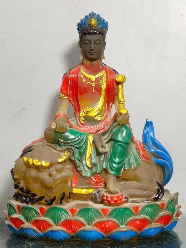 文殊菩萨，一尊上釉的佛像，看着宝塔，崇拜佛陀以获得智慧