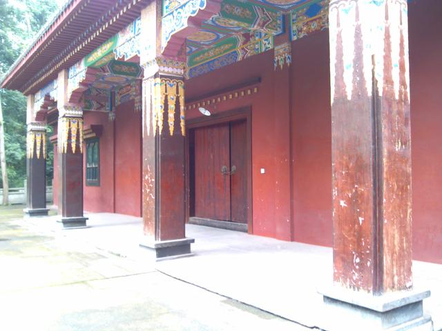 在成都郊区，有一座供奉肉身菩萨的西藏密教寺庙，建于东汉末年